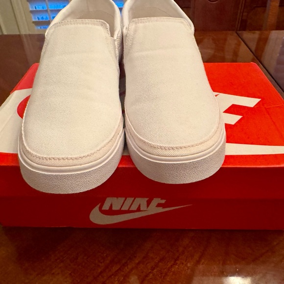 **NIB*** Nike Woman’s White Slip-On Canvas with Black Nike Swoosh- size 10 - Picture 2 of 4